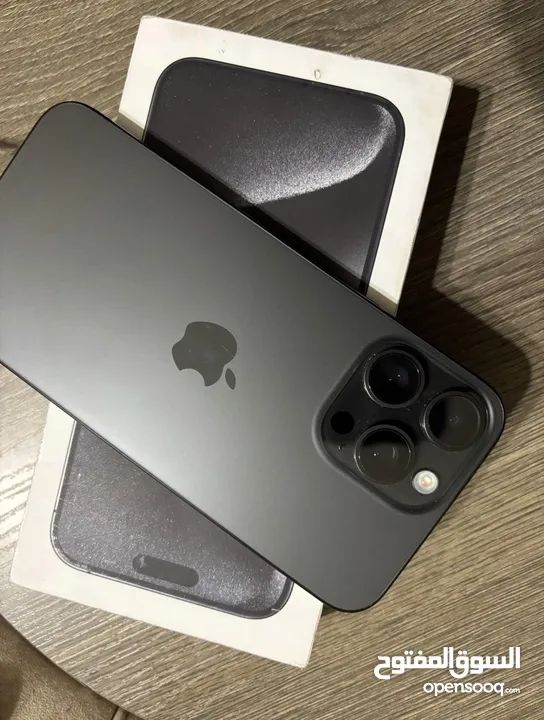 ايفون15برو ماكس 2950 شبه جديد وبحالة ممتازة جدا مع شاحن الأصلي كامل وسماعات وكفچر اصلي لشحن لاسلكي.