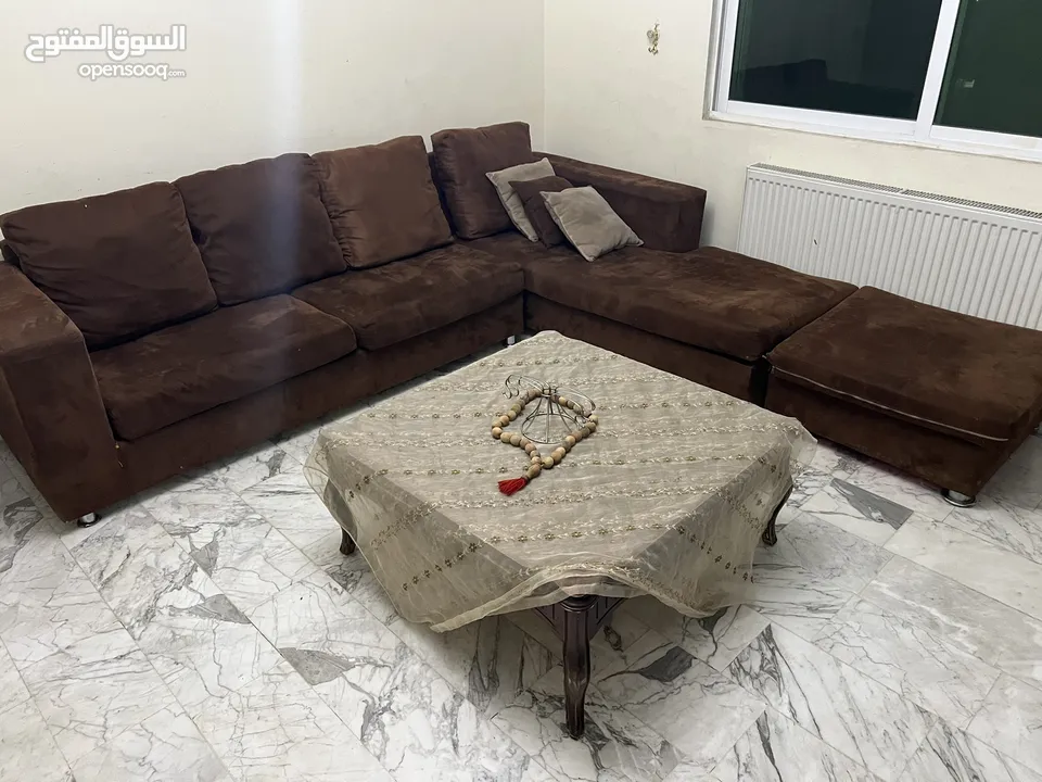 طقم كورنول تركي مخمل بحاله جيده قابل لتفاوض