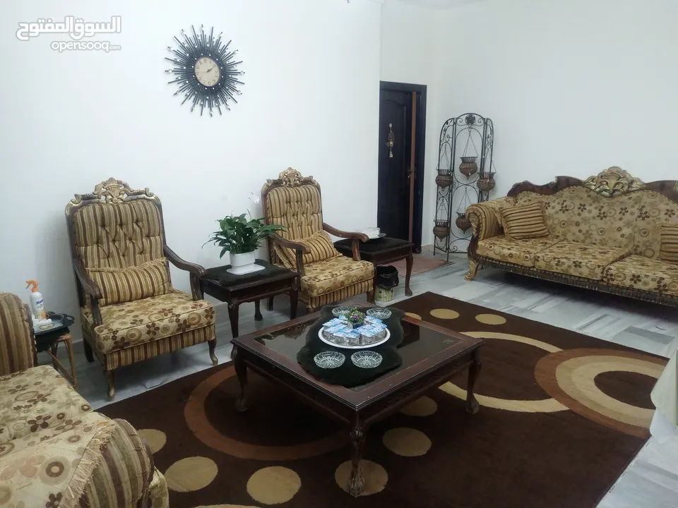 طقم كنب مع طرابيزات ...7مقاعد وطرابيزات بحالة جيدة للبيع  الرجاء التواصل على الرقم الموجود