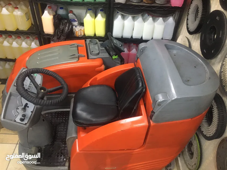معدات تنظيف للشركات والمولات
