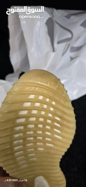 shoes Adidas Yeezy original 43وثلث الابيض اصلي والرمادي قياس 44 كوبي  بحاله ممتازه كانه جديد .