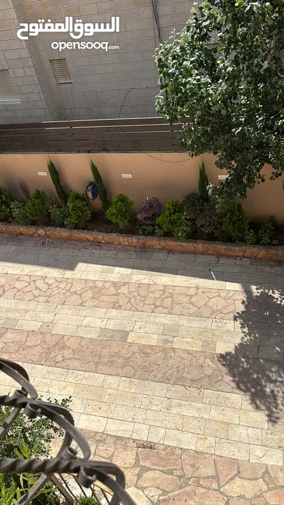 بيت مستقل مكون من طابقين وروف