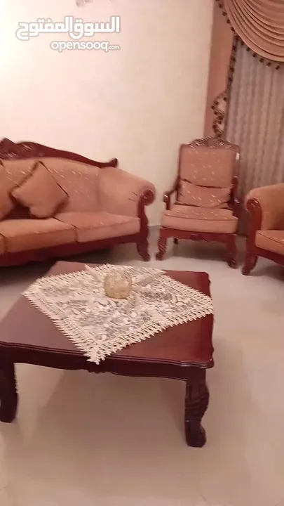 طقم ضيوف مستعمل تسع مقاعد  ثلاثيه و 2 ثنايه 2 مفرد