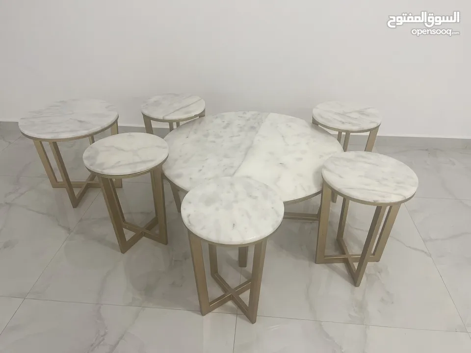 طاولة رخام مع 5 طاولات تقديم و طاوله جانب
