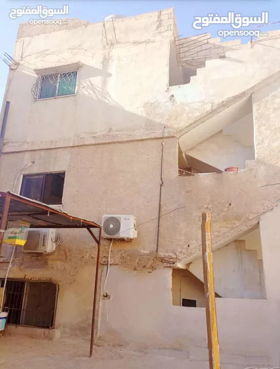 عمارة للبيع مكونة من ثلاث طوابق وتسوية  + بيت مستقل