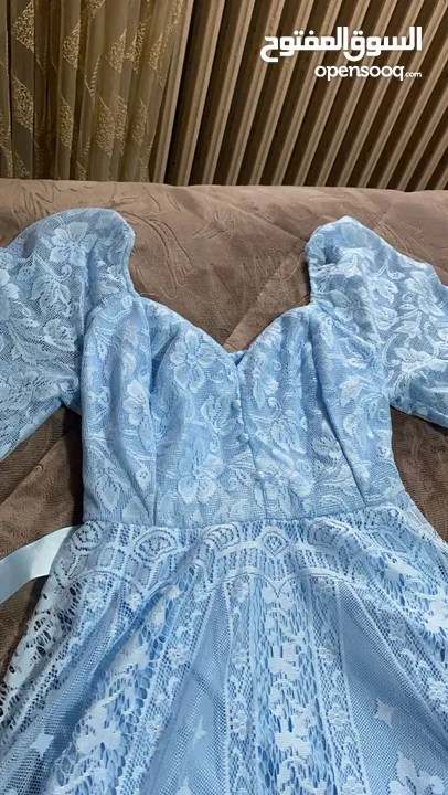 ‏فستان سهرة ‏قصير نوعا ما لونه ازرق سماوي ‏