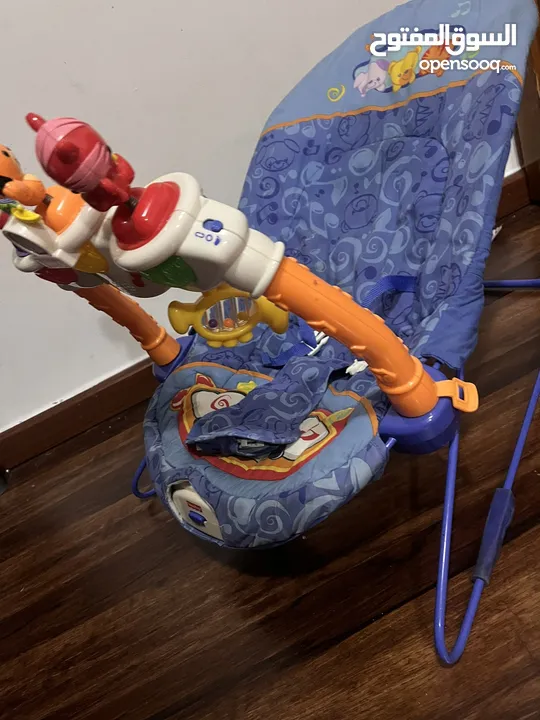 كرسي هزاز للاطفال من الولادة وحتى السنتين من ماركة fisher price لون ازرق مع هيكل ازرق سهل الاستخدام
