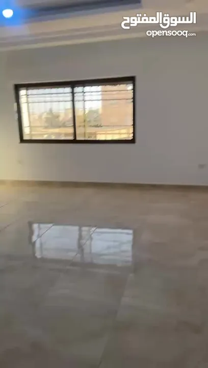 شقه ديلوكس 130mطابق أول من المالك مباشره قريبه من محطة الباص السريع