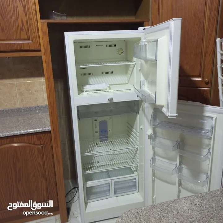 شقة مفروشة أرضية للايجار في ضاحية الرشيد 4 مكيفات بكل غرفة مكيف وبئر ماء خاص للشقة