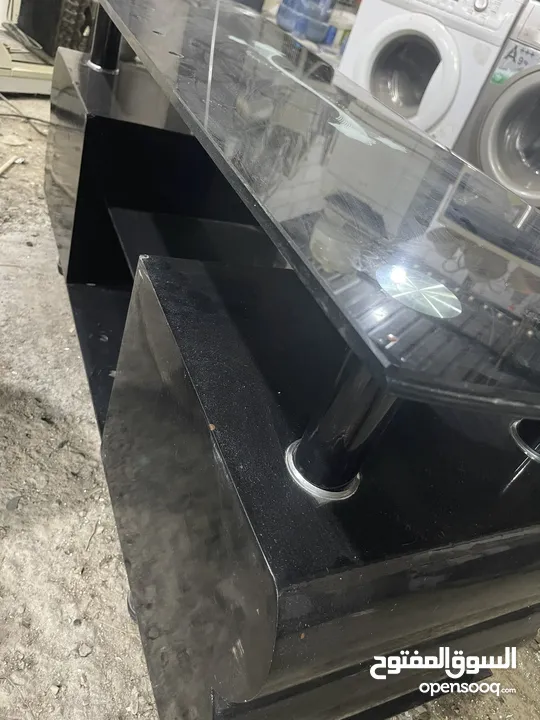 طاولة شاشة قزاز سكريت مع اربع جوارير لون اسود ثقيلة مافيها كسر طاوله