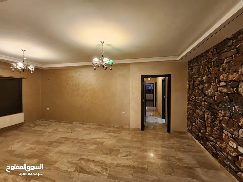 شقة مع روف منفصل فارغة للبيع في حي الصحابة - ref : 14580