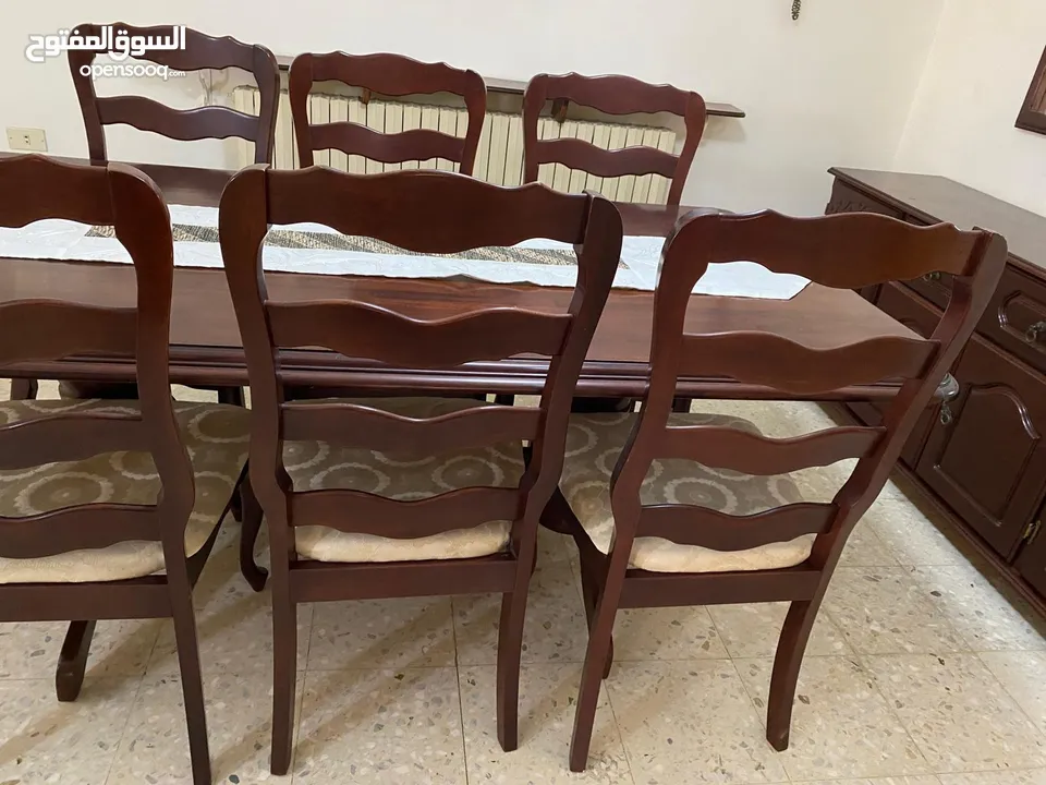 Dining set: table, chairs, mirror and dressoir.