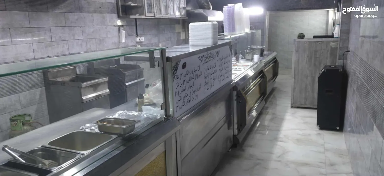 مطعم شاورما ودجاج وسناكات وحمص وفلافل وفول يعمل بشكل ممتاز للبيع مستعجل