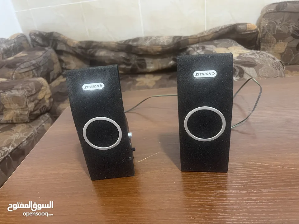 شاشه كومبيوتر مع سماعات