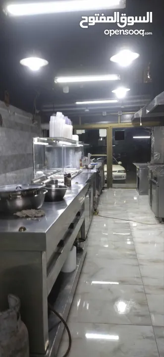 مطعم شاورما ودجاج وسناكات وحمص وفلافل وفول يعمل بشكل ممتاز للبيع مستعجل