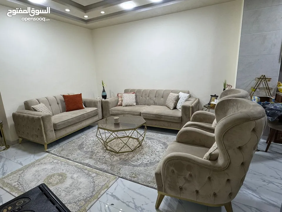 عفش مستعمل بحالة جيدة استخدام عرسان السعر لجميع العفش طقم ضيوف وطاولة طعام وغرفة نوم
