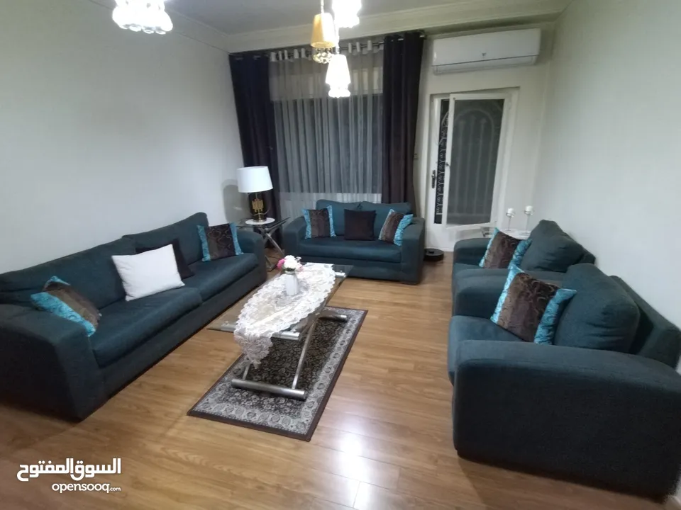 بيع طقم جلوس لون تركواز غامق مكحل باللون البني مكون من ثلاثيه ثنائيه ومفردتين مع بردايه فوال  250 سم