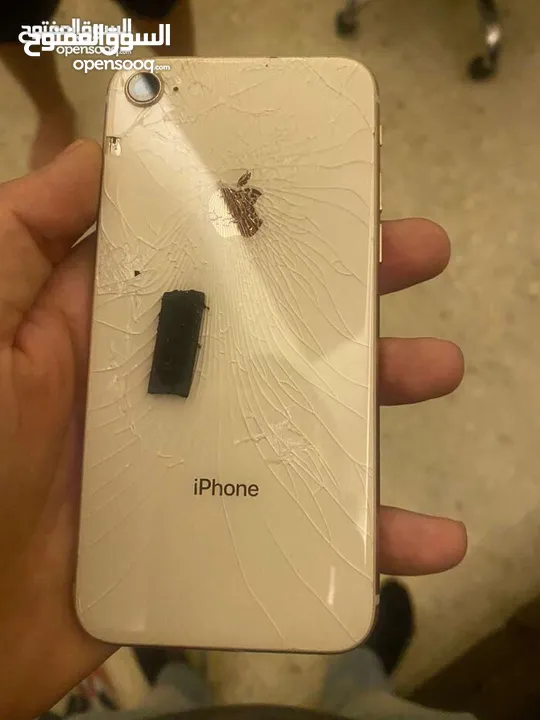 ‏تلفون iPhone8 ‏64 جيجا بايت غير مفتوح في حالة ممتازة فقط شاشة باك الضهر مكسورة