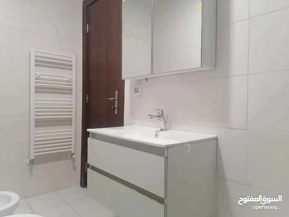 شقه ارضيه للبيع في خلدا مع حديقه و ترس