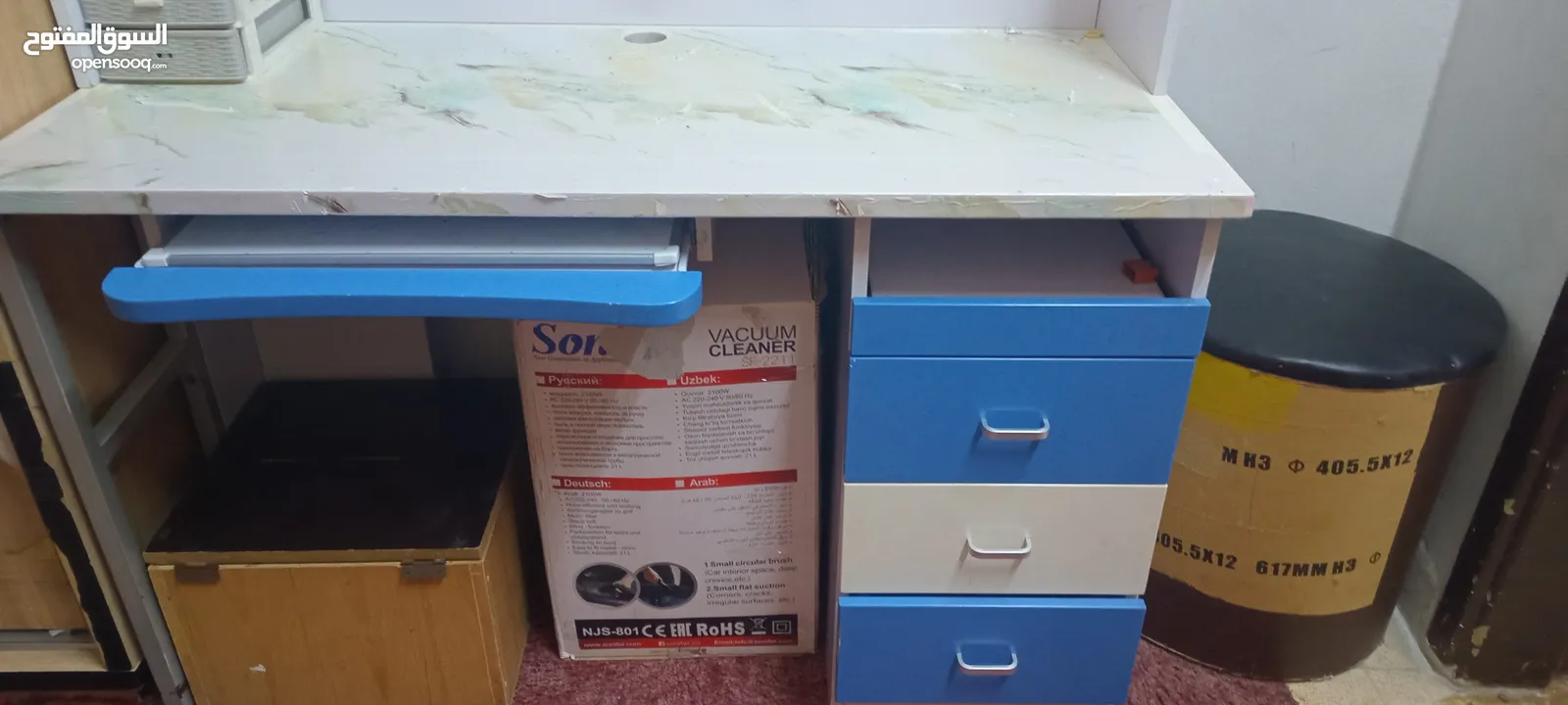 مكتب دراسه مع رأسيه و 6 رفوف وثلاث ادراج
