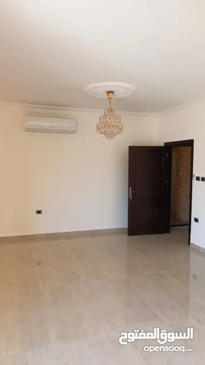 شقه فارغه فاخره ومميزه جدا  سوبر ديلوكس للايجار لم تسكن بعد التجديد نهائيا 200متر