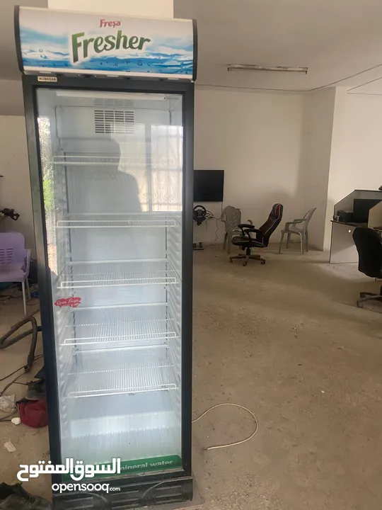 ثلاجة مشروبات بحالة ممتازة