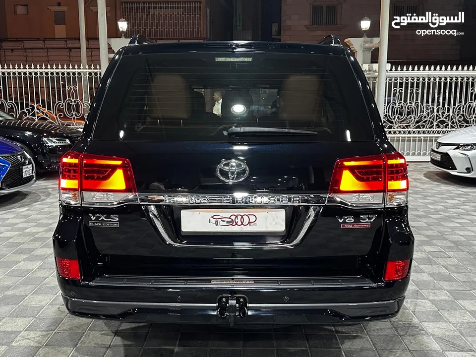 Land Cruiser VXS Black Edition