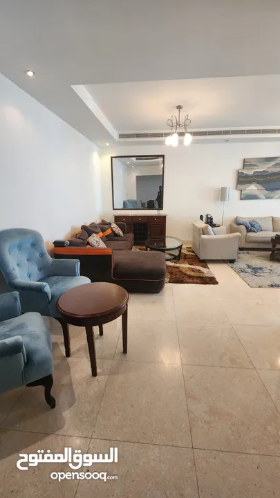شقه سكنية للبيع في مسقط جراند مول مبنى 8 مساحة كبيره ونظيفة مباشر من المالك