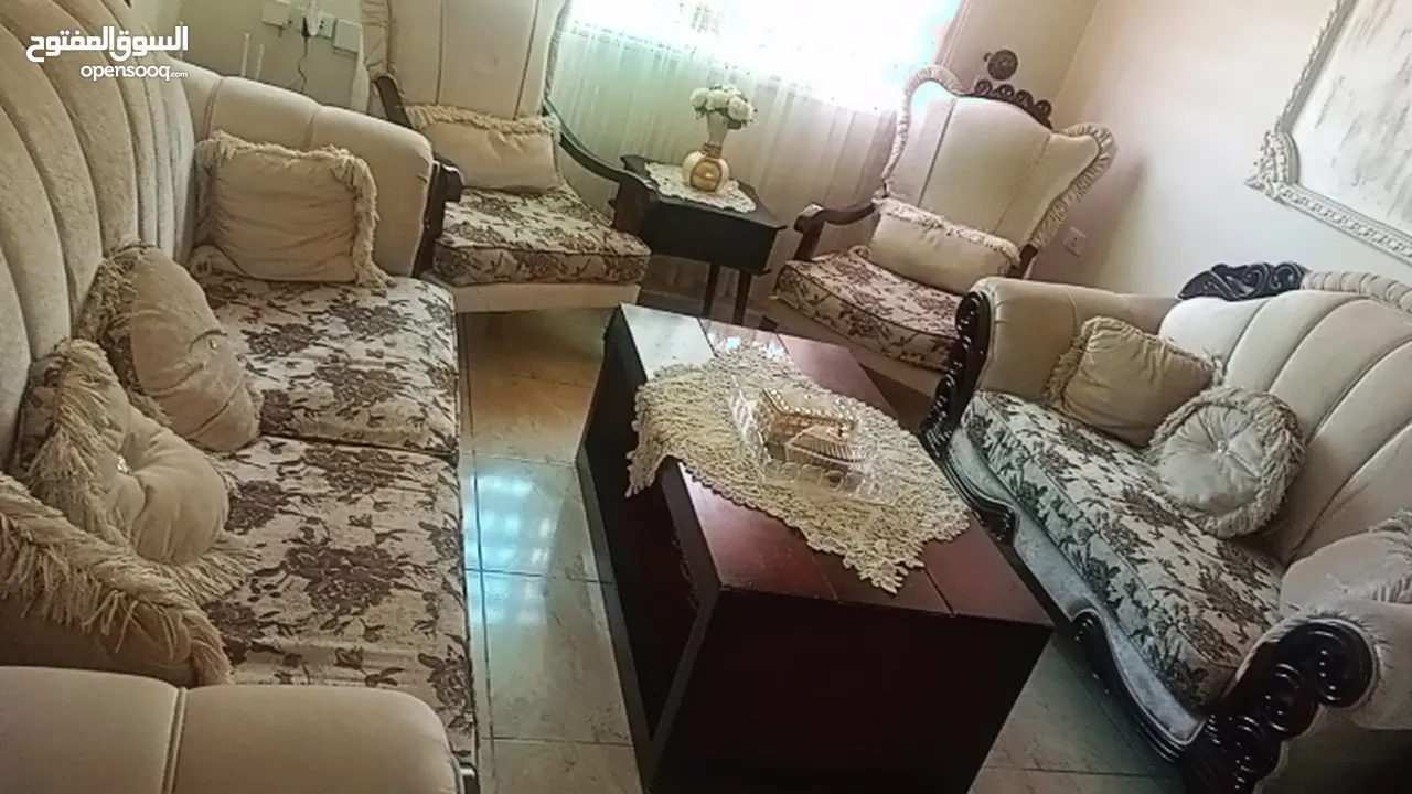 كنب تفصيل لون بيج فاتح  للبيع