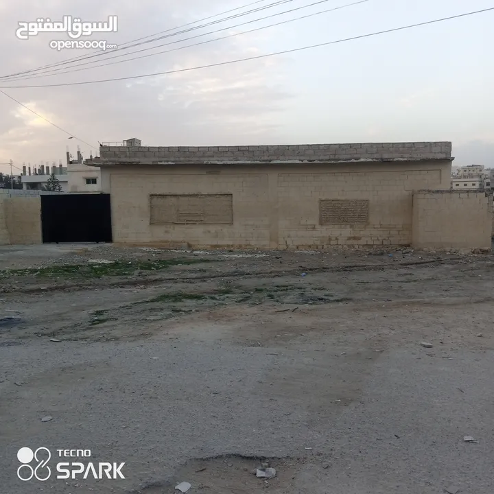 مستودع للايجار مغلق من جميع الجهات بوابه ساحه بوابه للمدخل المستودع