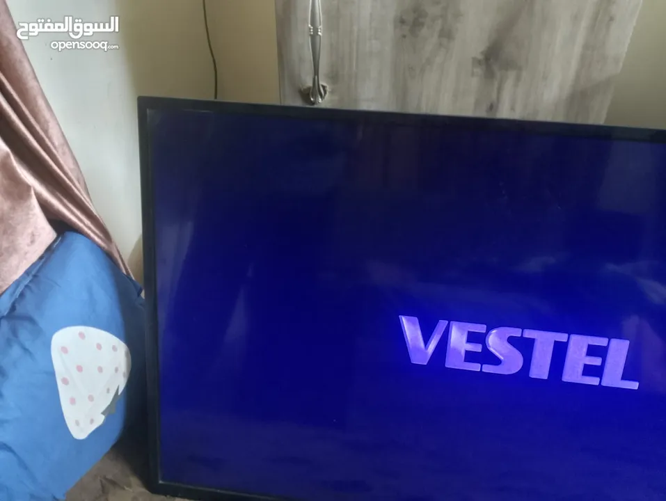 شاشه ميزاتها تلفزيون فيستل لانش  حديث 2020 يوجد لديه الريموت و في لا يوجد لدي رسيفر لأنه تلفزيون