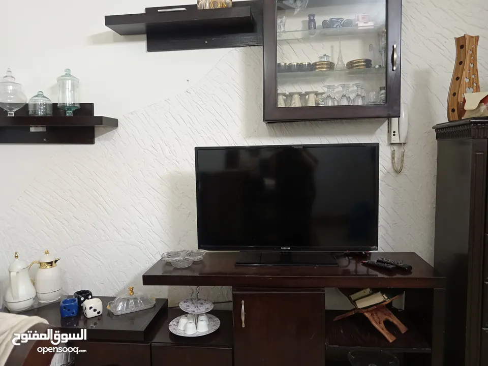 طاولة تلفاز  كامله (دون شاشه) مع رفوف وخزانه