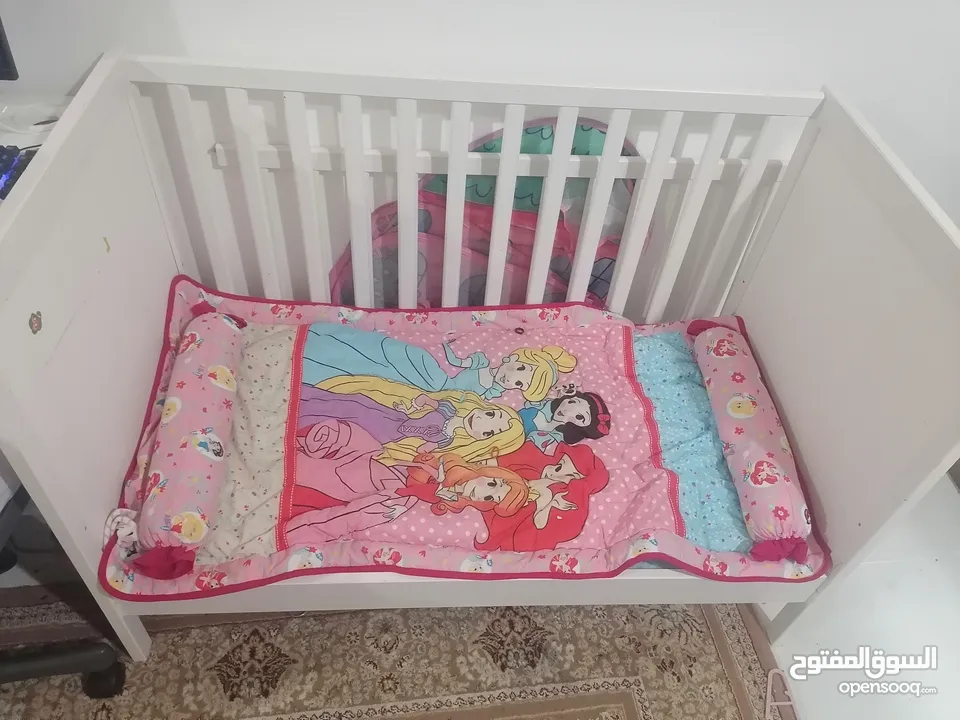 سرير اطفال شبه جديد