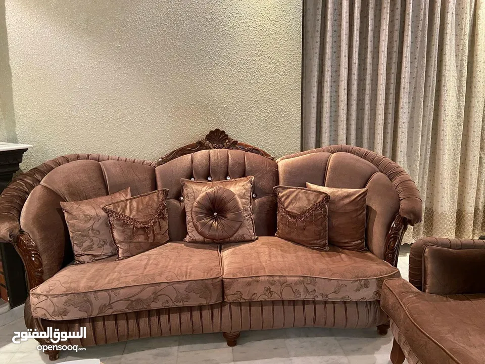 طقم كنب بحالة ممتازة استعمال خفيف