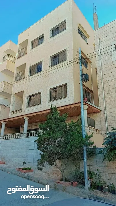 بناية مكونة من اربع طوابق /الزرقاء جبل طارق
