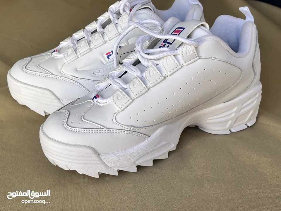•	بوت رياضي أبيض من ماركة Fila اصلي مقاس 40 فقط  • بوت هايكينغ وتسلق اصلي متوفر بمقاسين 39,40