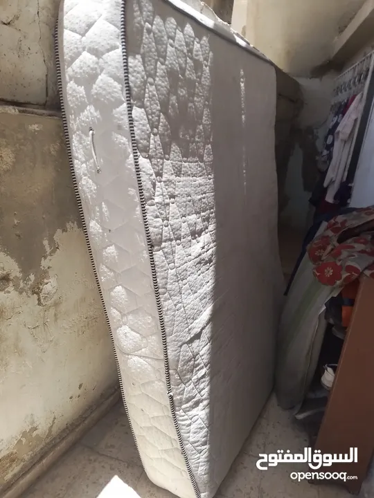 فراشات زنبركية عدد 2 للبيع بحاله متوسطه