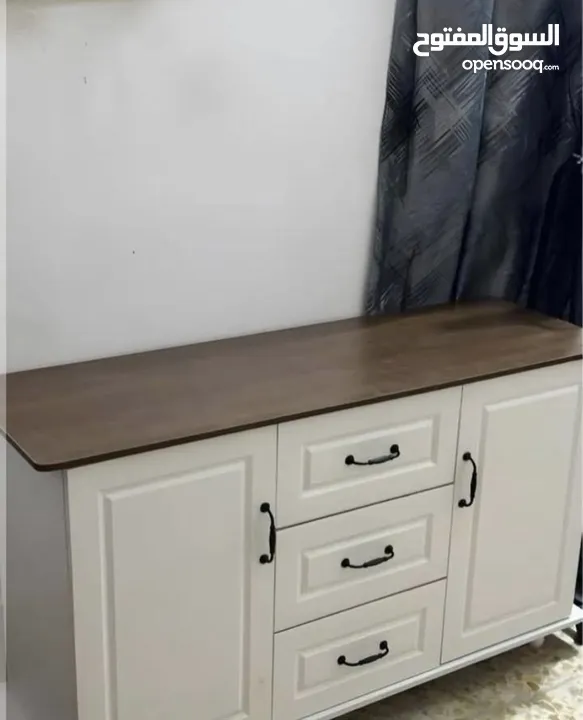 خزانة بتصميم كلاسيكي