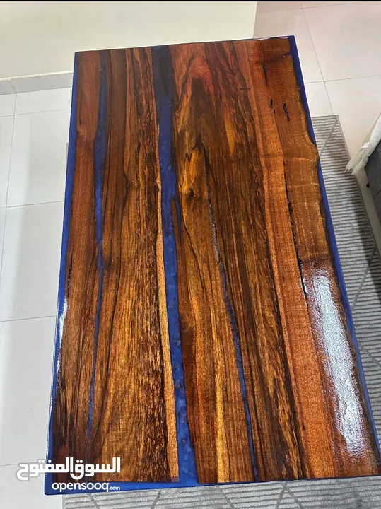 طاولات بالأخشاب الطبيعية