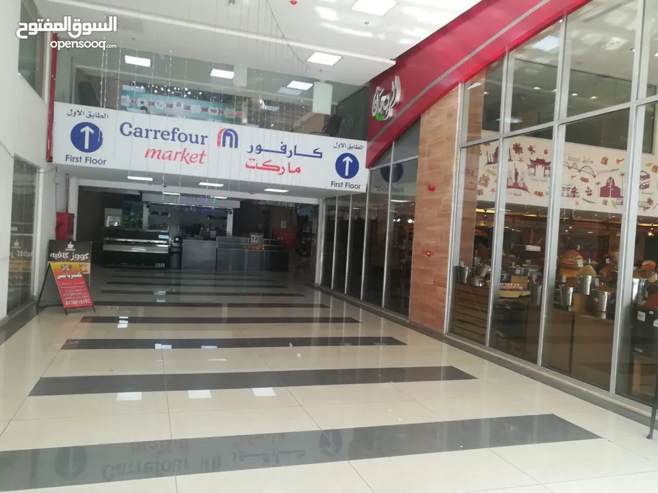 محل بوث على مدخل مول بجانب الريحان