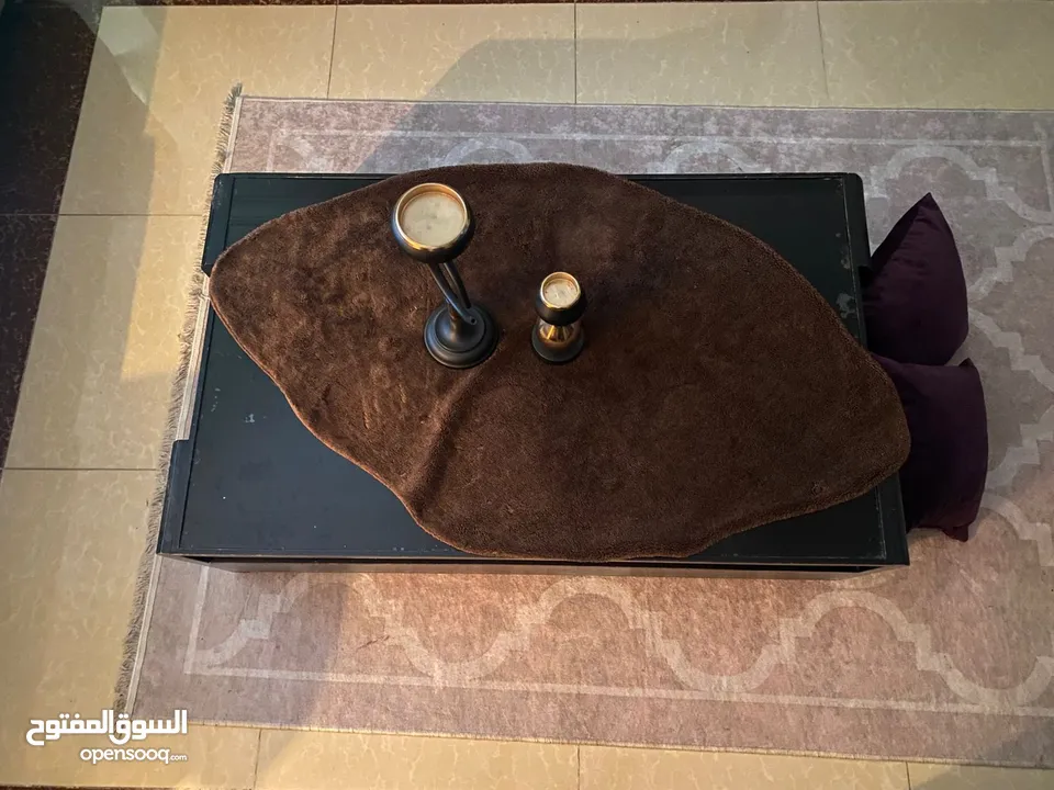 طقم كنب فاخر للبيع استعمال بسيط خشب زان ولاتيه ثقيل لايحتاج للصيانه