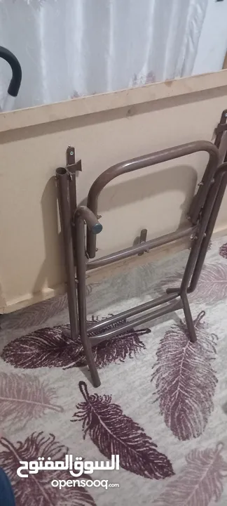 طاولة مطبخ بتنطوى وبتنفرد الطاوله عليها فرمايكا والقواعد حديد