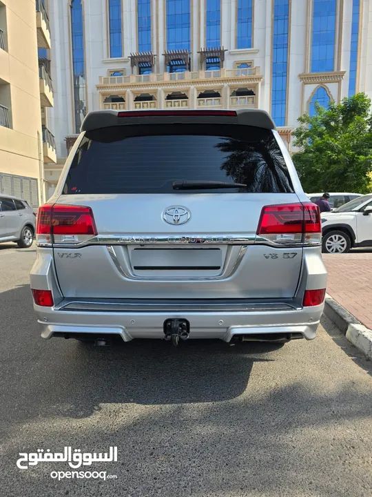 2018 لاند كروزر فل ابش 5.7 VXR - مفتاحين - فل سيرفيس - عقد صيانه مع الفطيم
