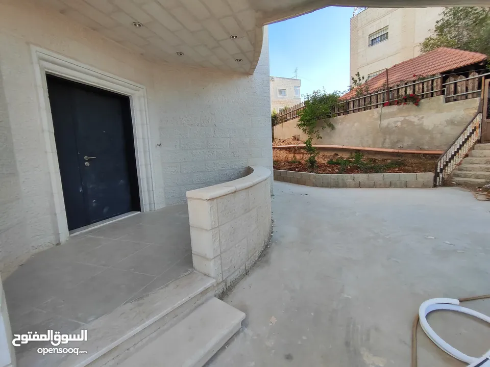 شقة جديده مع ساحه غير مفروش للايجار في سردا
