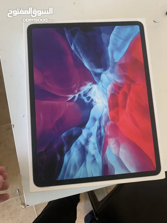 ipad12.9بحالة ممتازة للبيع معه شاحنه الأصلي و الكرتون
