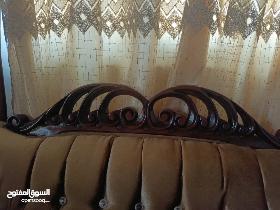 طقم كنب زان 7 مقاعد ثقيل بحالة الجديد