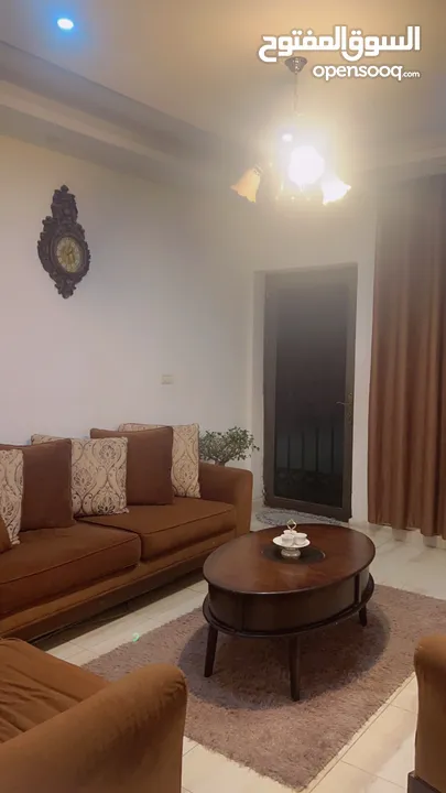 صالون كامل طقم امريكي وطاولات خشب وقطعة سجاد مع ثريا خشب