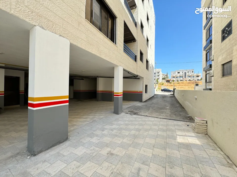 شقة للبيع مميزة جدآ في البنيات طريق المطار جامعة البترا ثالث مع الروف من المالك مباشرة