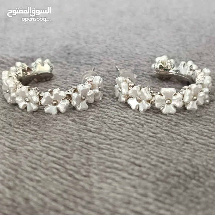 طقم حلق أنيق لون فضي مع زهور لون لؤلؤي