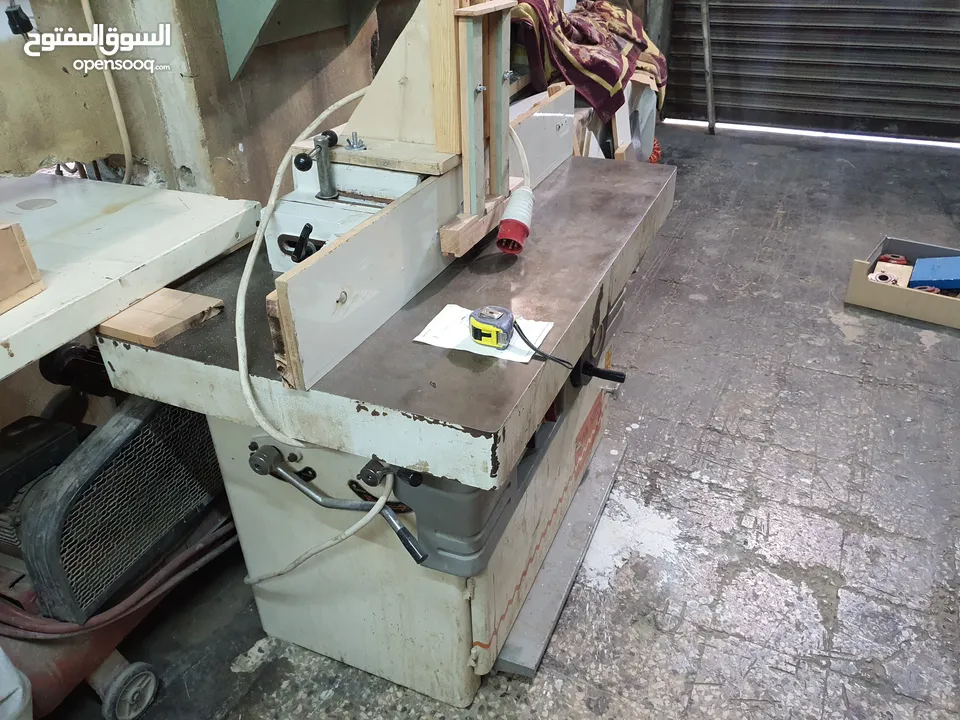 عدة ماكنات منجرة نظيفه مع مرابط وعدد اخرى كما هو معروض بالصور
